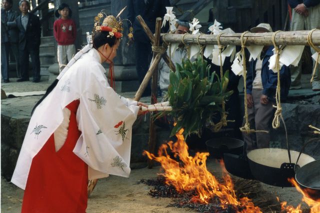  飛鳥湯立神楽（市指定文化財）